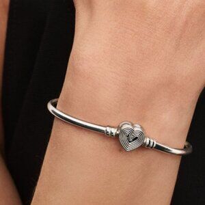 NIAB/NWOT PANDORA Sterling Silver Radiating Heart Clasp Bangle